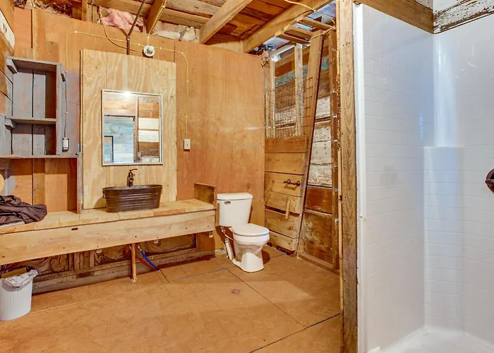 Historic Barn/lodge And 3 - 2 Mi From Town *
