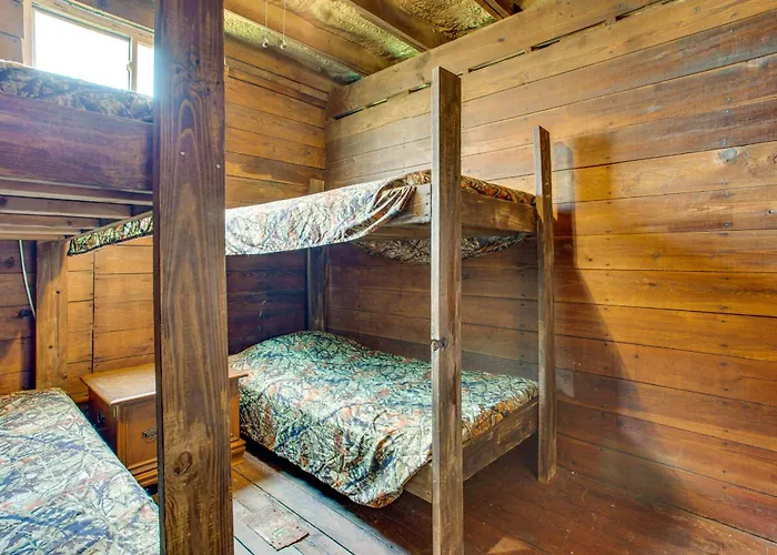 Historic Barn/lodge And 3 - 2 Mi From Town Holiday home