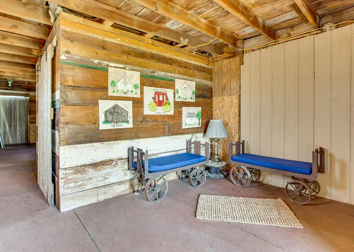 Historic Barn/lodge And 3 - 2 Mi From Town Holiday home *