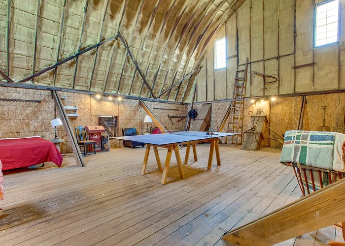 Historic Barn/lodge And 3 - 2 Mi From Town