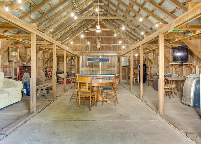 Historic Barn/lodge And 3 - 2 Mi From Town Holiday home *