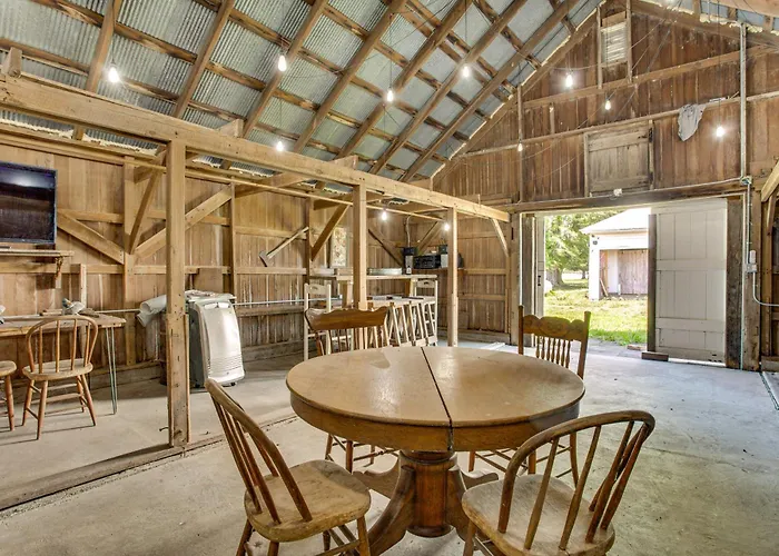 Historic Barn/lodge And 3 - 2 Mi From Town Holiday home