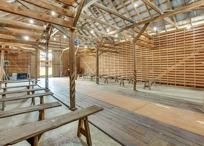 Historic Barn/lodge And 3 - 2 Mi From Town