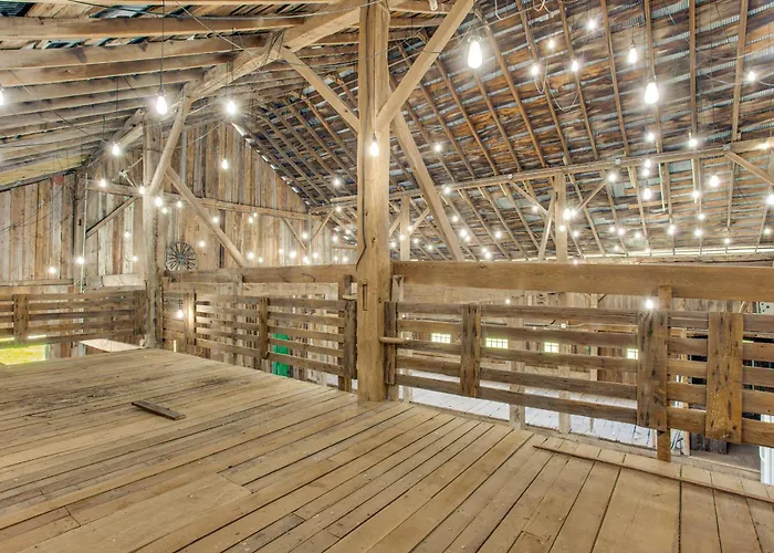 Historic Barn/lodge And 3 - 2 Mi From Town Holiday home